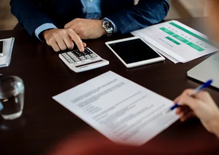 COMO O CÓDIGO DE DEFESA DO CONSUMIDOR GARANTE A REVISÃO DE CONTRATOS BANCÁRIOS E PROTEGE SEUS DIREITOS